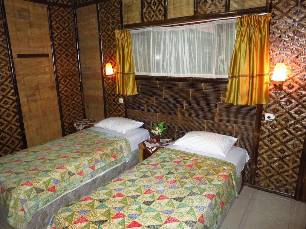 Enny'S Guest House Malang Room photo