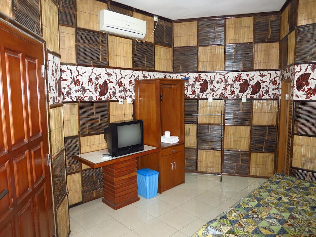 Enny'S Guest House Malang Room photo