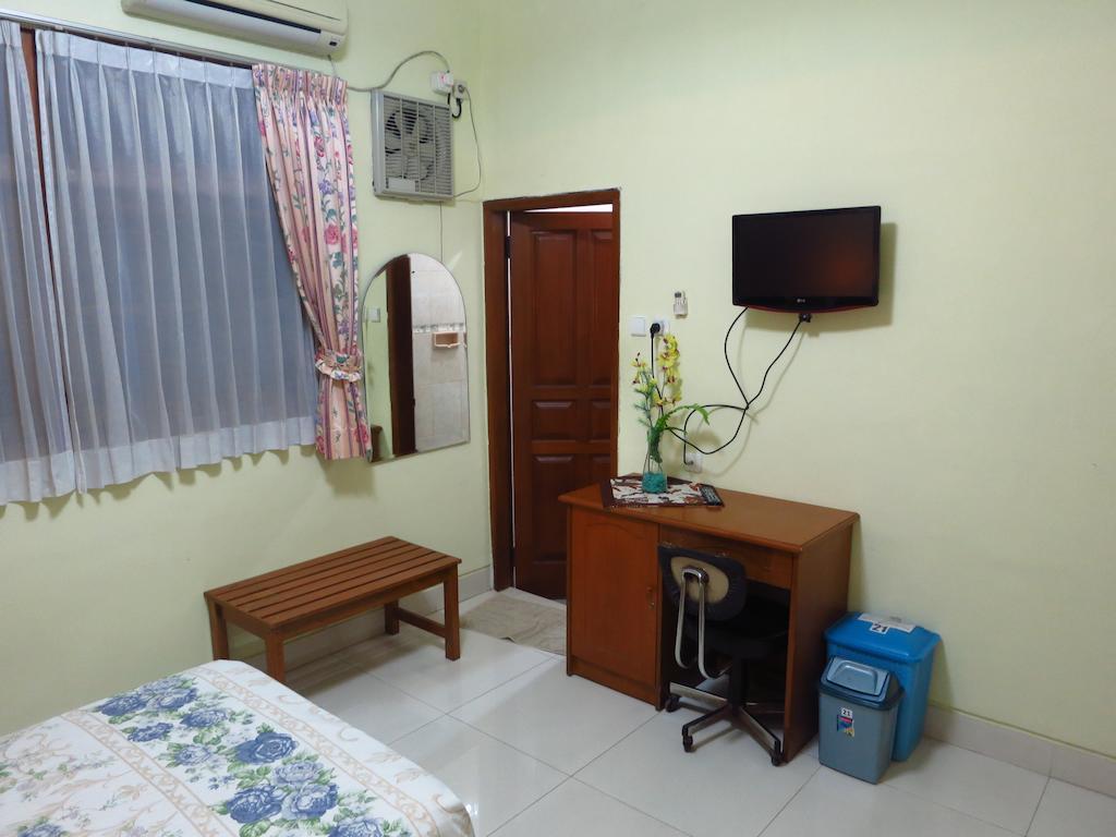 Enny'S Guest House Malang Room photo