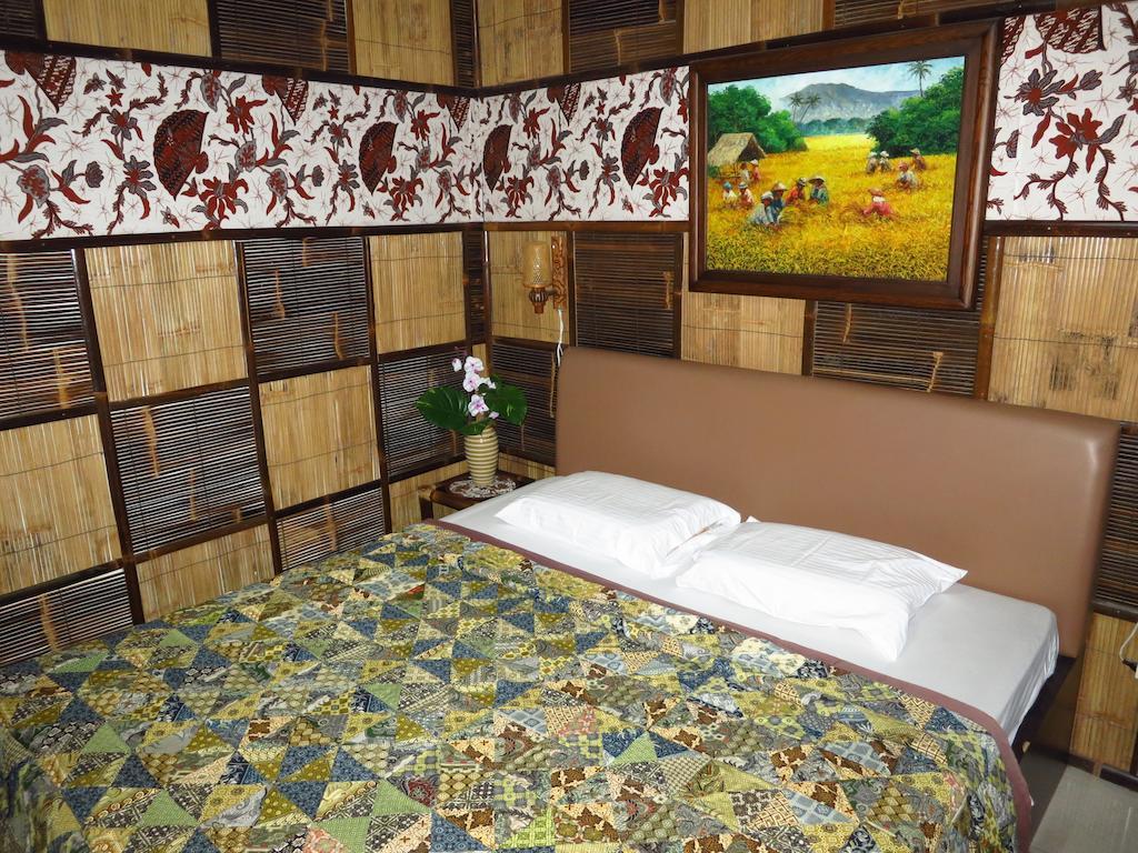Enny'S Guest House Malang Room photo