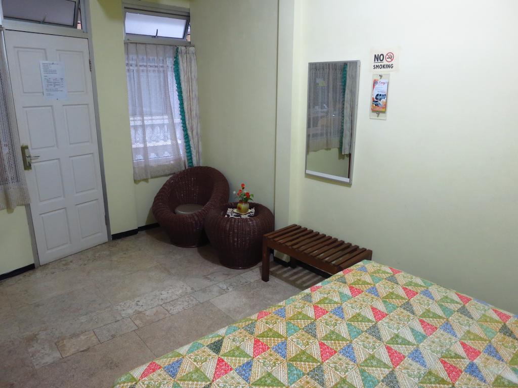 Enny'S Guest House Malang Room photo