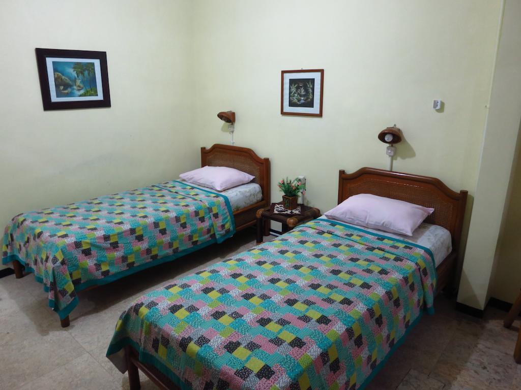 Enny'S Guest House Malang Room photo