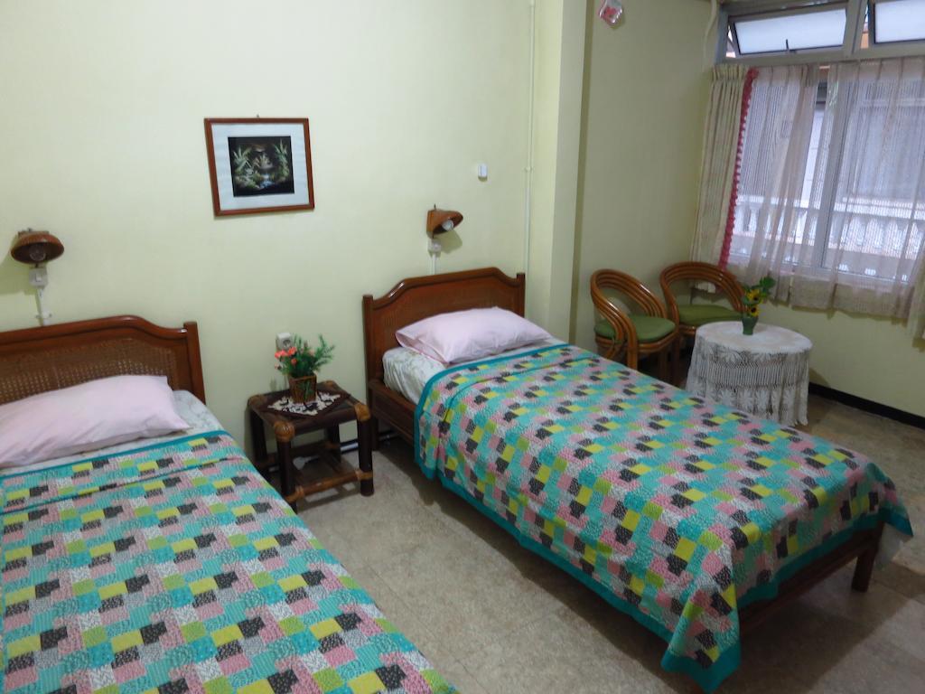 Enny'S Guest House Malang Room photo