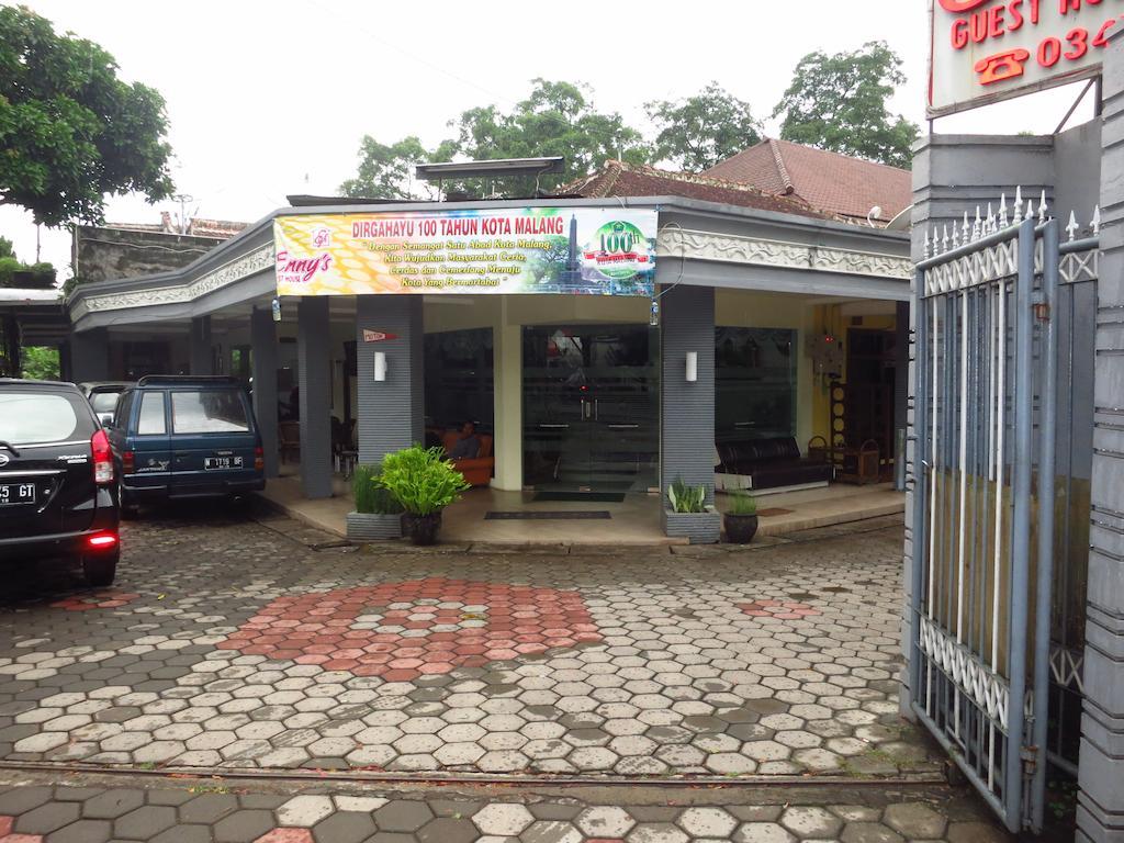 Enny'S Guest House Malang Exterior photo