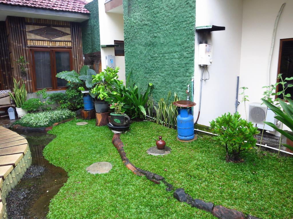 Enny'S Guest House Malang Exterior photo