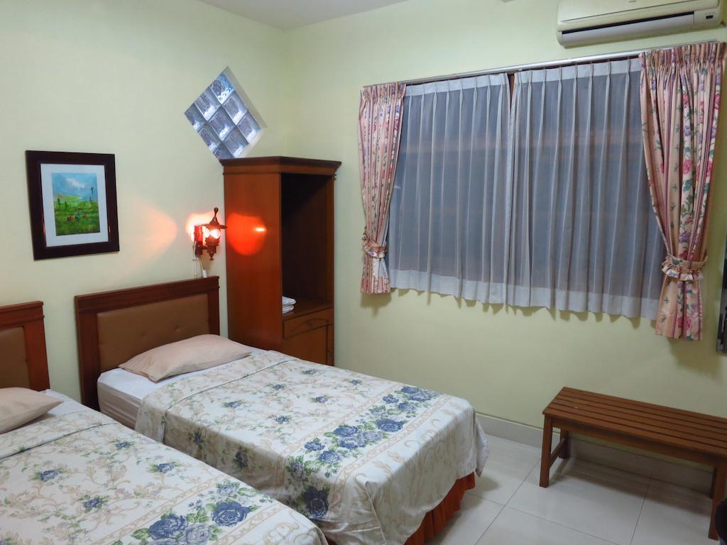 Enny'S Guest House Malang Exterior photo