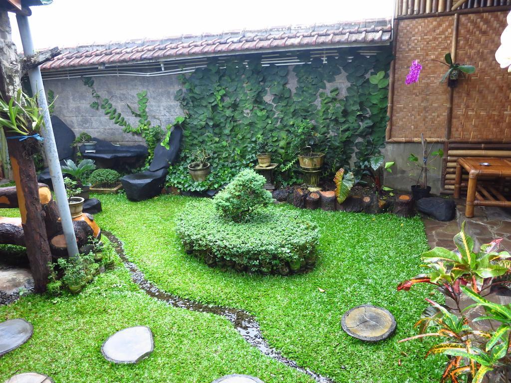 Enny'S Guest House Malang Exterior photo