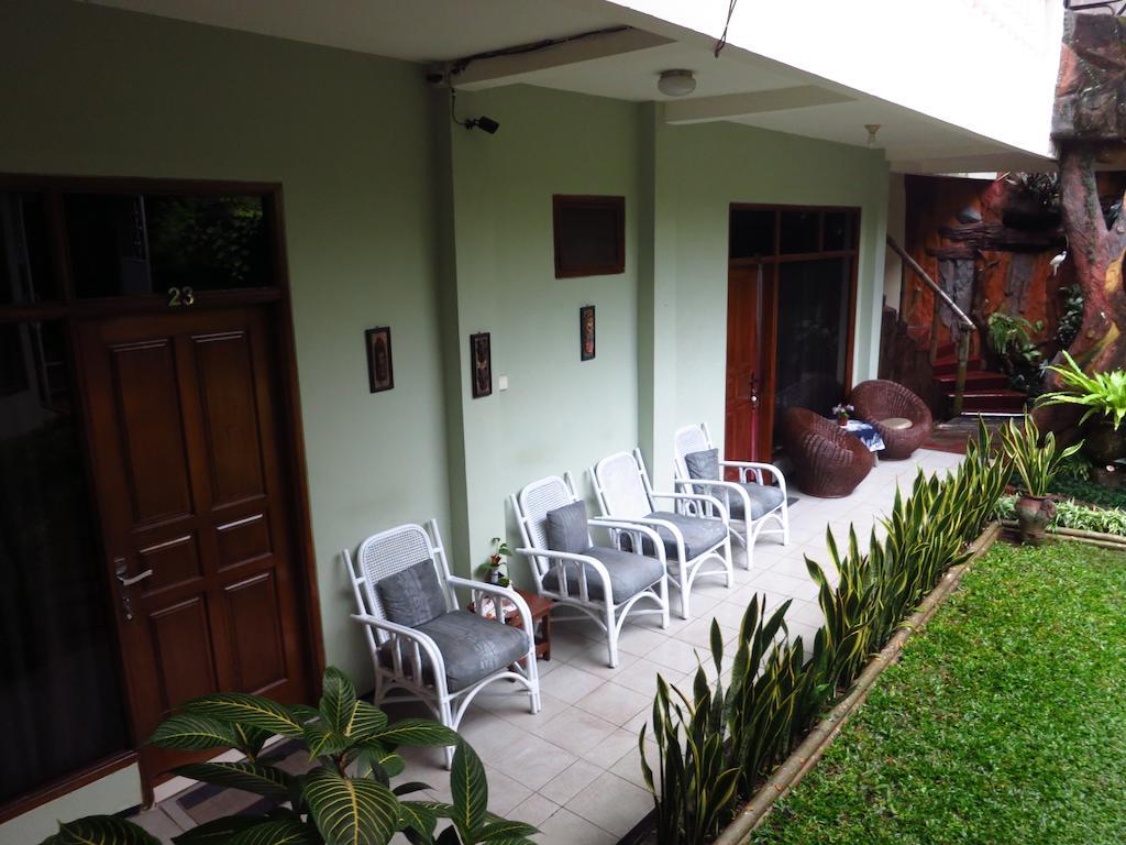 Enny'S Guest House Malang Exterior photo