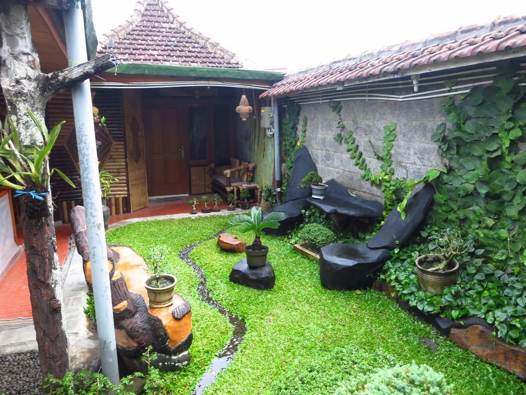 Enny'S Guest House Malang Exterior photo