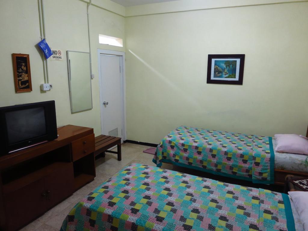 Enny'S Guest House Malang Exterior photo
