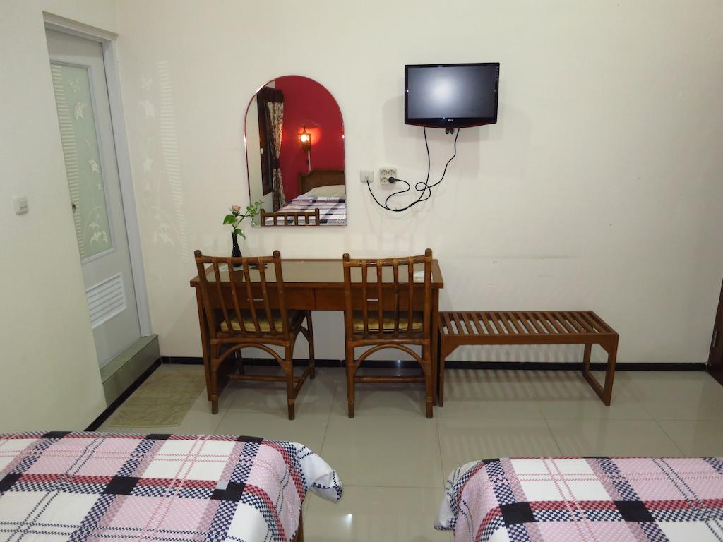 Enny'S Guest House Malang Exterior photo