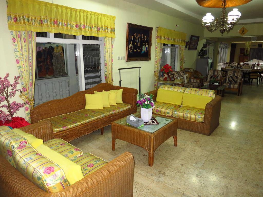 Enny'S Guest House Malang Exterior photo
