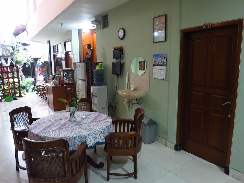 Enny'S Guest House Malang Exterior photo